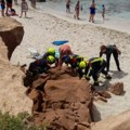 Dvomesečna beba zgnječena u obrušavanju stene na plaži! Bila u naručju oca kada je stradala, on zadobio teške povrede: Sada…