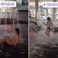 Gole devojke se prskale i ljubile pred roditeljima sa decom: Skandalozan snimak iz centra Beograda (Video)