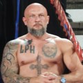 Kad se vođa huligana Leha okrenuo, na leđima smo videli nešto zastrašujuće: Svi su gledali u brutalan prizor