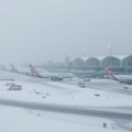 Zimska oluja privremeno zaustavila letove na aerodromu u Beču, biće kašnjenja ceo dan