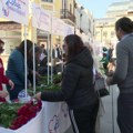 Aktivisti SNS-a delili cveće sugrađankama povodom 8. marta