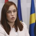 Ministarka Sara Pavkov na štandu SNS u Boru: Pobegla kad su je novinari pitali da li je u funkcionerskoj kampanji VIDEO