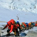 Podvig za istoriju Rekordan broj penjača osvojio Mont Everest u jednom danu: Samo dvojica su nastradala