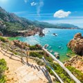 Šok odluka razbesnela turiste: Na popularnoj plaži zabranjeni suncobrani osim za ove dve kategorije ljudi
