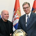 (Video) Vučić prvom čoveku UFC poklonio zastavu i gusle: Dejna Vajt na prijemu kod predsednika Srbije pred spektakl 1. avgusta…