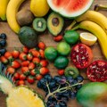 Gastroenterolog sa Harvarda otkriva: Jedno voće je pravi spas za creva, dok banane svi jedemo pogrešno