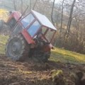 Maloletnik bez dozvole upravljao traktorom - sleteo u dvorište i teško povredio petoro ljudi