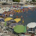 Scena s plaže u Sutomoru zbog koje se i paradajz turisti hvataju za glavu: „Zato morate da imate čekić pri ruci“