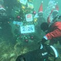 FOTO: Ohridski ronioci okitili poznatu podvodnu novogodišnju jelku