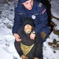 Heroji iz Vladičinog Hana: Policajci pronašli promrzlu baku, pa je 2 kilometra na rukama nosili do kuće (foto)