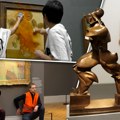 Novo polivanje umetničkih slika u muzejima: Klimatski aktivisti bacili supu na Moneovo "Proleće"