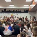 "Пробуди се, покрени се": Мали матуранти ОШ "20. октобар" крај школске године прославили уз хитове ЕКВ (фото, видео)