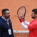 Novak otkrio kako je tri puta „ugasio“ organizatore Rolan Garosa: Nije se čulo u prenosu, ali je izazvalo salvu smeha u…