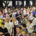 Građani i studenti ispred Predsedništva zbog proglašenja pobede opozicije u Zaječaru i Kosjeriću (VIDEO)