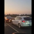 Na Mostu slobode parkiran veliki broj automobila - sa prelepljenim tablicama