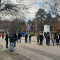 Tribina i promocija biltena Slobodnog univerziteta na Trgu topličkih junaka u Prokuplju