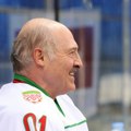 Sport ume da boli — Lukašenko završio na podu tokom hokejaške utakmice /video/
