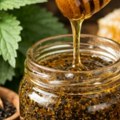 Napravite sami moćni eliksir za imunitet: med i seme koprive, recept koji se prenosi generacijama