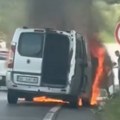 (Video) Kombi se pretvorio u buktinju: Vatra progutala vozilo, saobraćaj usporio