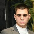 Mladi glumac važi za pravog zavodnika: Nedavno je verio partnerku, a žene ga uprkos tome startuju na svakom koraku (foto)
