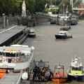 Pet policajaca povređeno nakon što su čamcem udarili u Vestminsterski most
