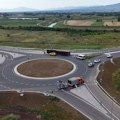 Šleper prevrnut nasred kružnog toka: Teža saobraćajna nezgoda u blizini Moravskog koridora, vozači u neverici (foto, video)…