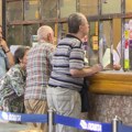Veliko interesovanje za turističke vaučere: Penzioneri predaju zahteve širom Srbije