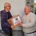 Gradonačelnik deli pakete penzionerima pred parlamentarne izbore plaćene novcem iz budžeta svih Leskovčana