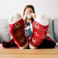 Pa i nogama je hladno Neki obavezno spavaju u čarapama, drugi tako nikad ne bi legli u krevet evo šta stručnjaci kažu, šta je…