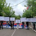 "Neće nas slomiti Kurtijev kazamat": Srbi okupljeni ispred opštine Zvečan uputili poruke međunarodnoj zajednici (Foto)