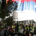 Završen politički protest: Demonstranti gađali zgradu televizije Pink jajima i toalet papirom (foto/video)