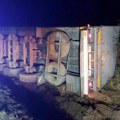 Prevrnuo se šleper pun piva na putu za svilojevo: Bosanski kamiondžija povređen, prebačen u somborsku bolnicu (foto)