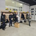 Kocić na Badnje veče sa vatrogascima i policijom