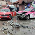 Teška saobraćajka u Čačku, troje povređenih završilo u bolnici: Od siline udara jedno vozilo se puši, delovi automobila…