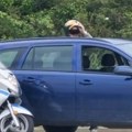 Jeziv snimak tuče u Sremskoj Kamenici! Motociklista nasrnuo na vozača automobila, mučki ga udarao!