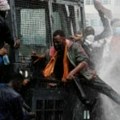 Sukobi policije i demonstranata oko parlamenta u Keniji, nekoliko mrtvih