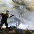 Požar na Zakintosu: Gori velika površina, iz vazduha vatrenu stihiju gasi helikopter (video)