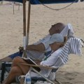 Snimak Bajdena kako drema na plaži zapalio mreže: "Baš se ne opterećuje oko izbora" (foto, video)