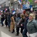 „Pumpadžijsko kolo“ u centru, šah ispred Narodnog pozorišta na protestu u Nišu