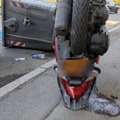 Ustanička ulica blokirana prevrnutim kontejnertima i rasutim smećem Polomljeni moped, iz kojeg curi gorivo, stoji na trotoaru…