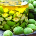 Domaća orahovača: recept, priprema i blagotvorna svojstva