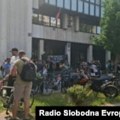 Uhapšene četiri osobe osumnjičene da su brašnom i jajima gađale prostorije Srpske napredne stranke u Novom Sadu