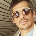 Pio je vino i smejao se, a onda je pronađen mrtav na ulici: Srpski tekstopisac je napustio ovaj svet prerano: Sin Svemir i…
