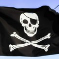 Zašto su pirati nosili povez preko oka?