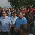 Predsednik Vučić obišao porodice koje su u požaru ostale bez kuća:Pomoć iz budžetske reze