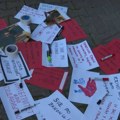 Zborovi građana Novog Sada ispisuju poruke za sudove: „Krivci moraju biti kažnjeni“
