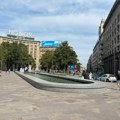 FOTO Dve slike iz centra Beograda: Na Trgu Nikole Pašića sade cveće i čiste fontanu, sa druge strane ulice – Toi Toi i urušeni…