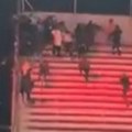 (Uznemirujući video) stravična tuča prekinula meč Navijači palili vatru, gađali flašama i napali dete navodno ima i mrtvih…