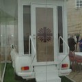ВИДЕО: Папамобил папе Фрање претворен у мобилну клинику за децу из Газе