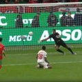 (VIDEO) Šta radiš, čoveče? Golman sprečio autogol u 110. minutu!